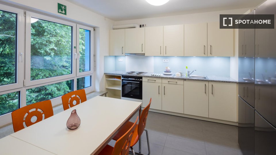 Double room Stuttgart, 1 bed, 18m² — photo 2