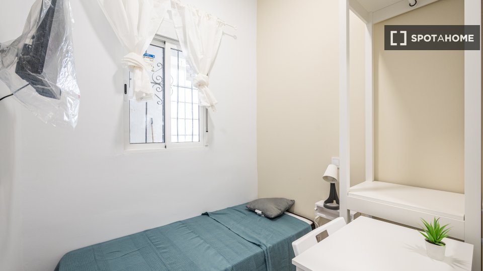 Habitación en piso de 5 habitaciones en alquiler en Puerta del Ángel, Madrid.