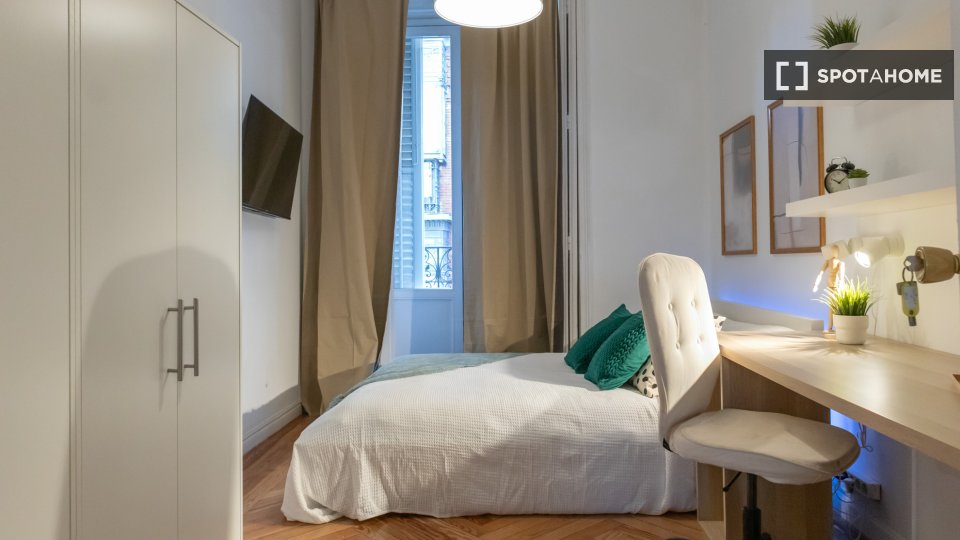 Double room Madrid, 7 beds, 160m² — photo 28