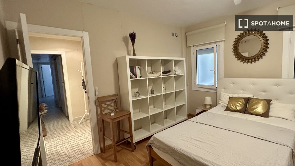 Double room Barcelona, 3 beds, 85m² — photo 3