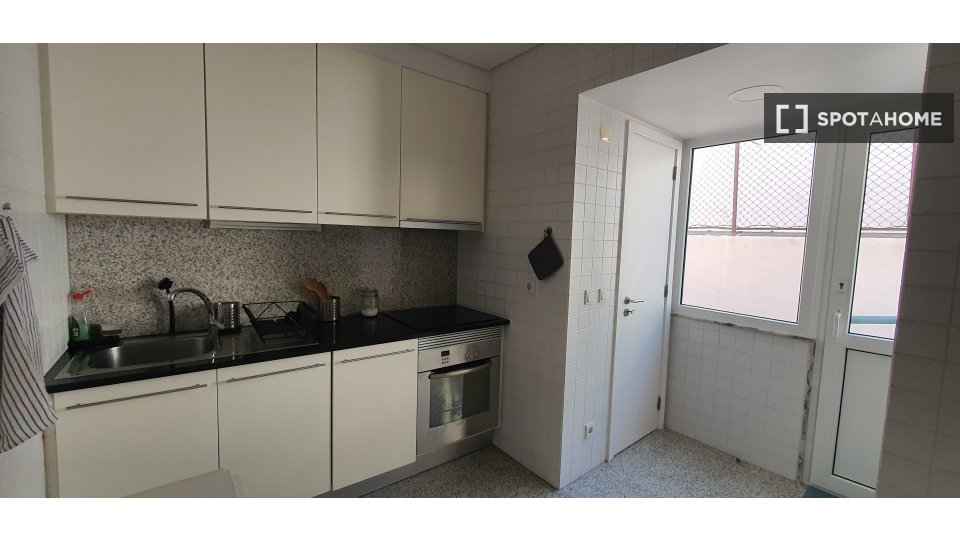 Double room Lisbon, 3 beds, 75m² — photo 13