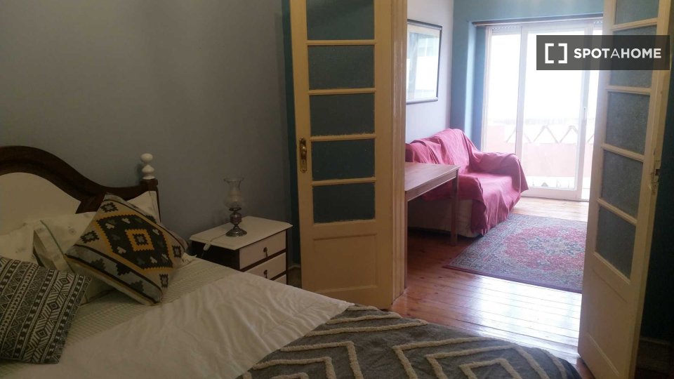 Double room Lisbon, 3 beds, 90m² — photo 4