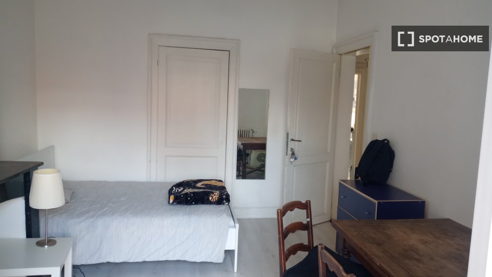 Double room Brussels, 5 beds, 14m² — photo 1