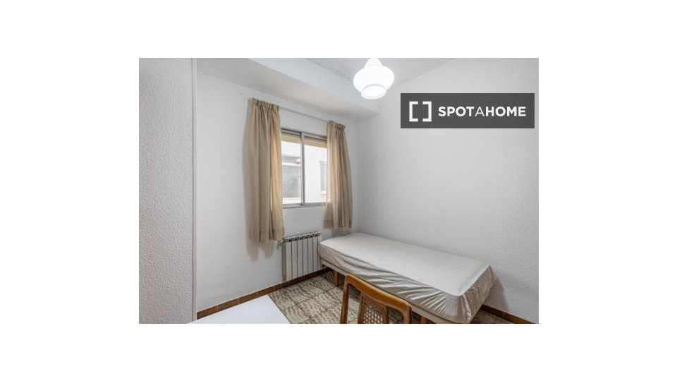 Se alquila habitación en piso compartido en Camino de Ronda.