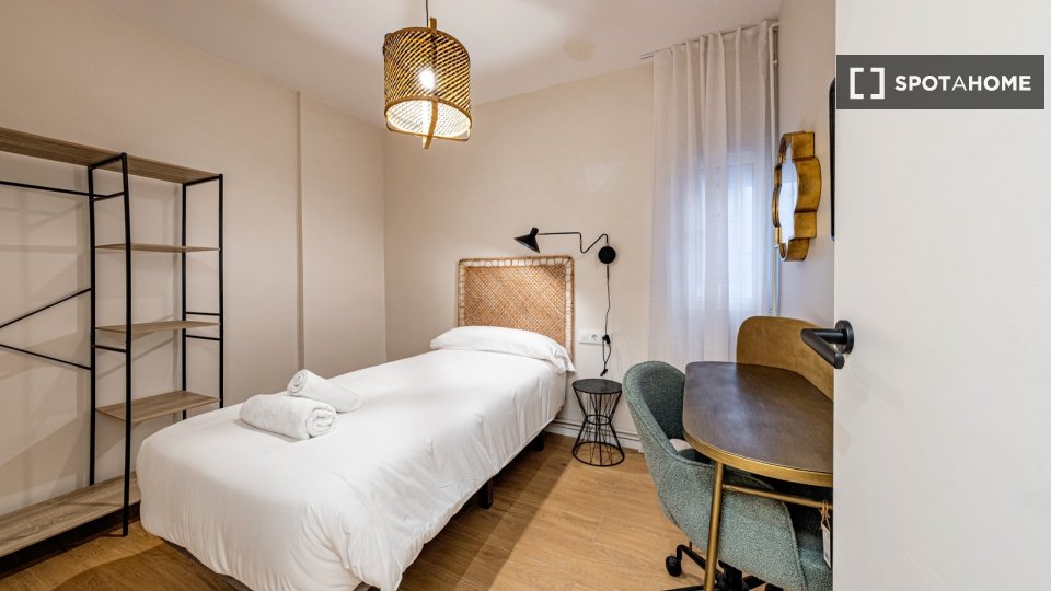 Apartment Barcelona, 4 beds, 95m² — photo 21