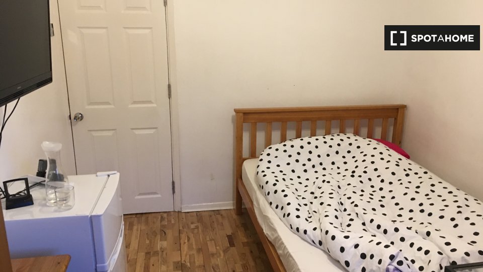 Double room London, 5 beds, 77m² — photo 1