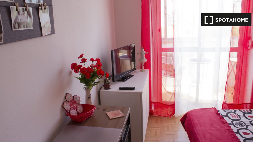 Double room Lisbon, 3 beds, 70m² — photo 3