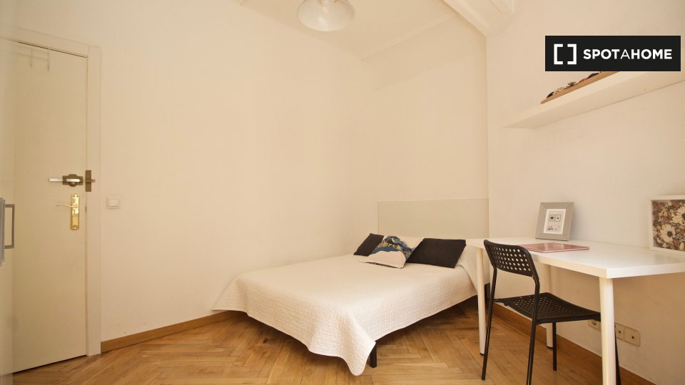 Double room Madrid, 6 beds, 140m² — photo 2
