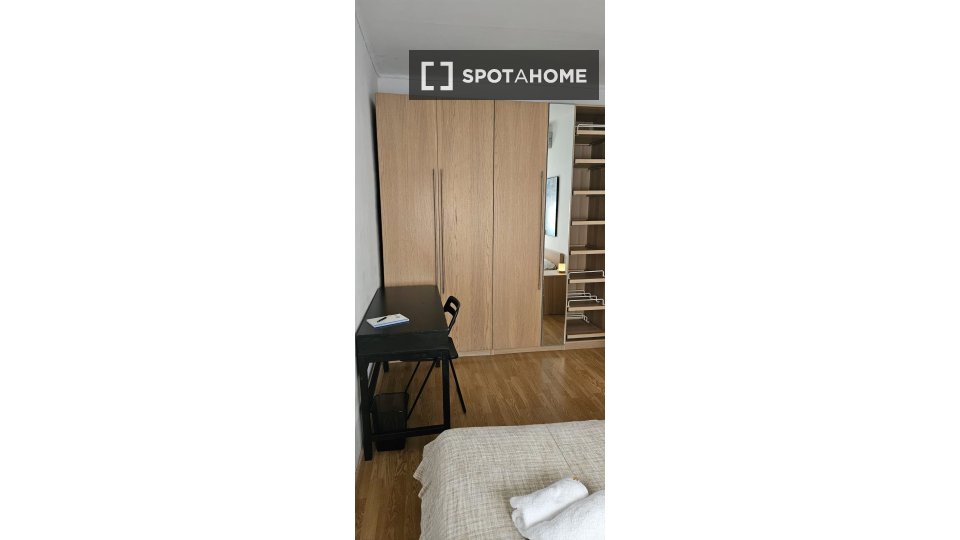 Double room Barcelona, 3 beds, 90m² — photo 11