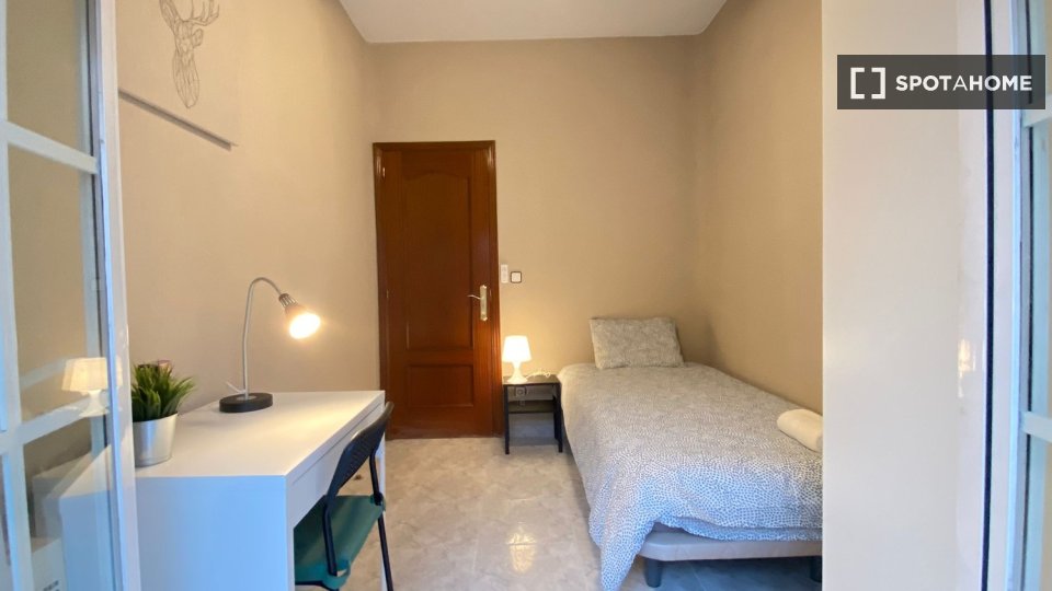 Se alquilan habitaciones en un piso de 3 habitaciones en Madrid!