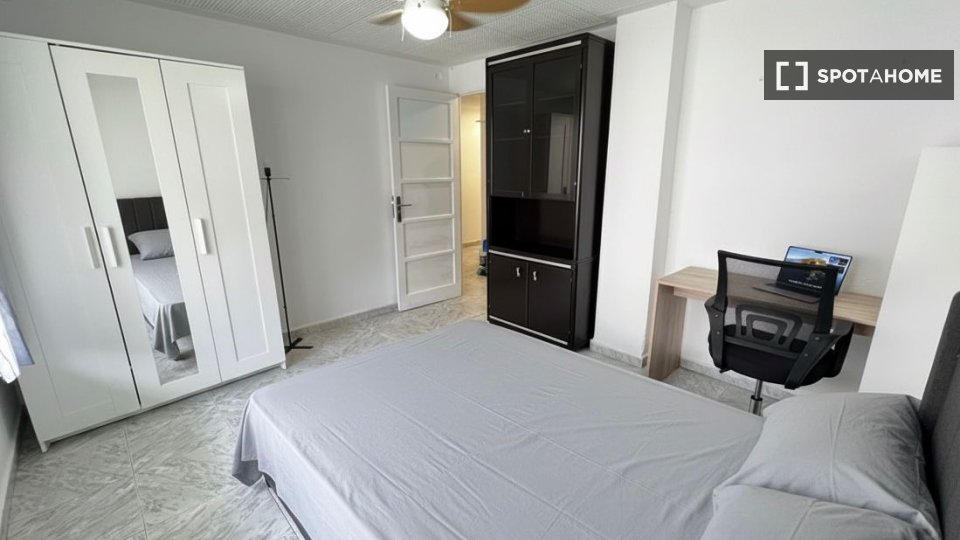 Double room Valencia, 4 beds — photo 24
