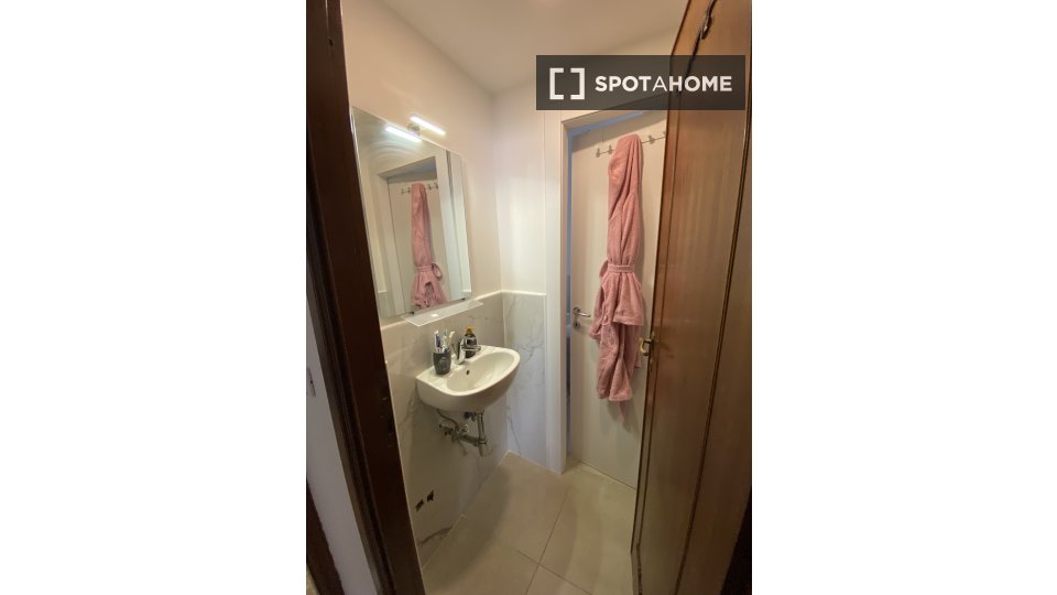 Double room Rome, 5 beds, 20m² — photo 3