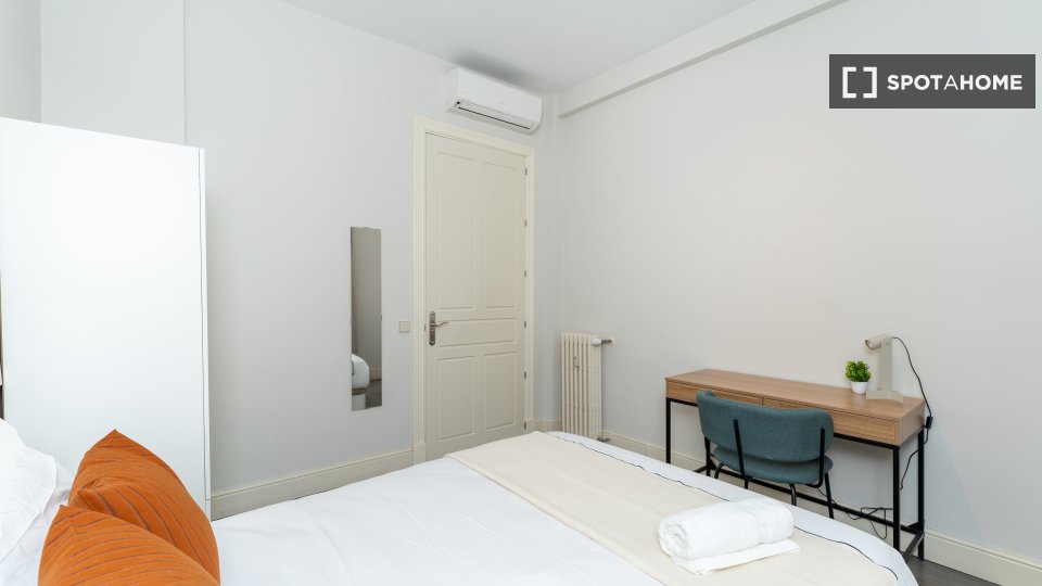 Double room Madrid, 5 beds — photo 15