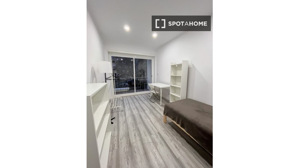 Double room Lisbon, 3 beds, 70m² — photo 15