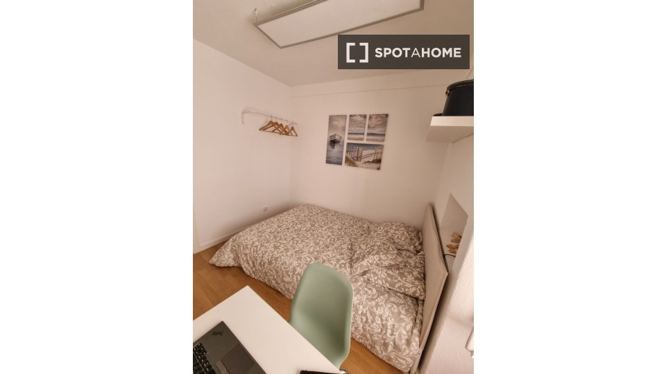 Double room Lisbon, 3 beds — photo 11
