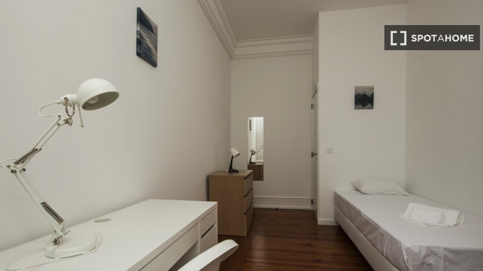 Double room Lisbon, 9 beds — photo 19