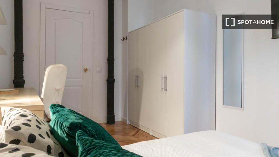 Double room Madrid, 7 beds, 160m² — photo 38