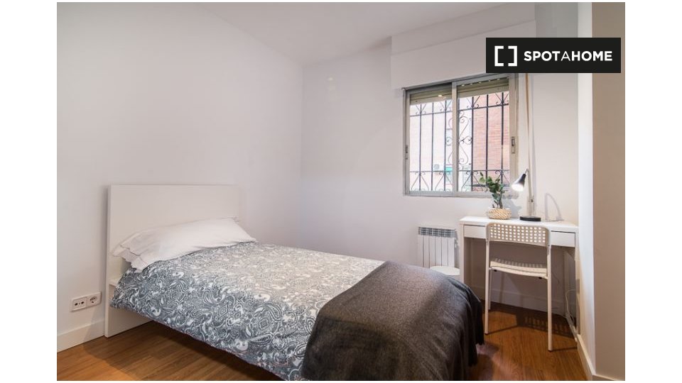 Double room Madrid, 6 beds, 140m² — photo 1