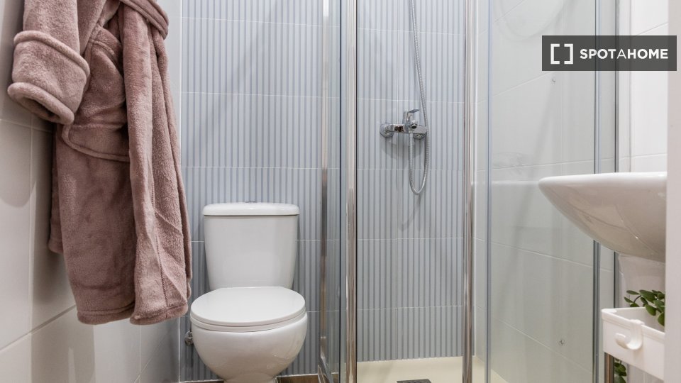 Double room Madrid, 9 beds, 210m² — photo 3