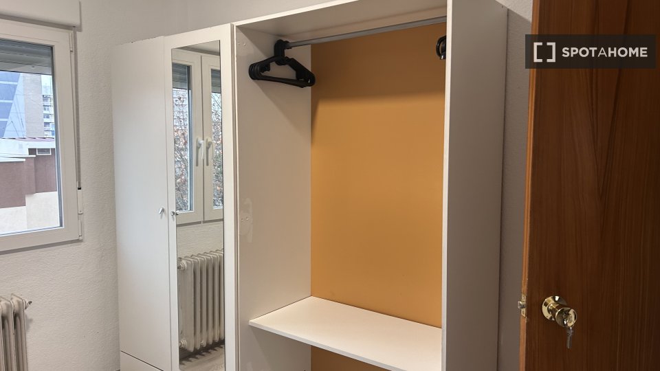 Double room Madrid, 5 beds, 20m² — photo 3