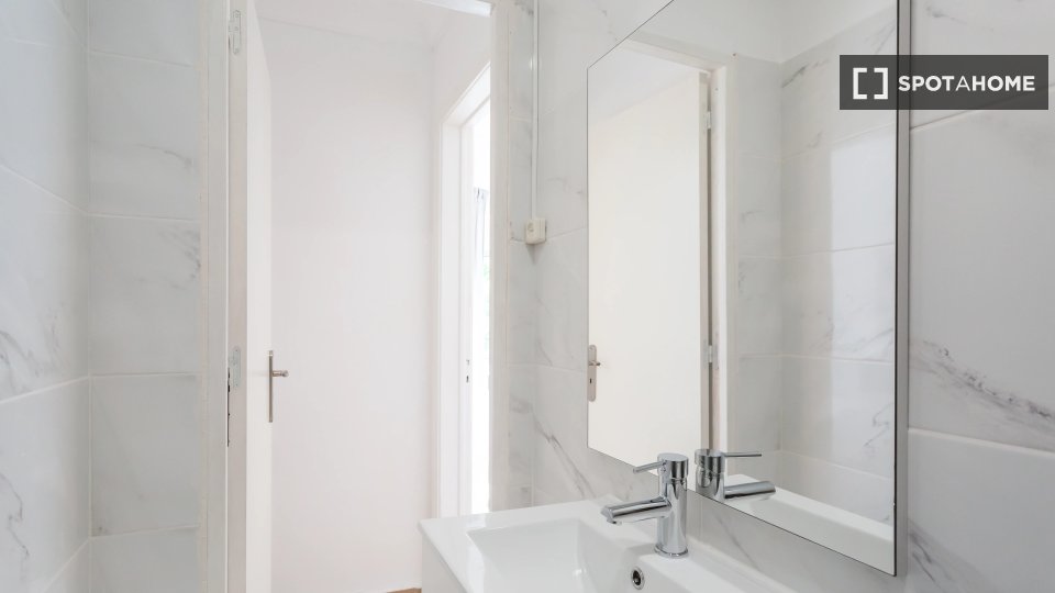 Double room Lisbon, 5 beds — photo 5
