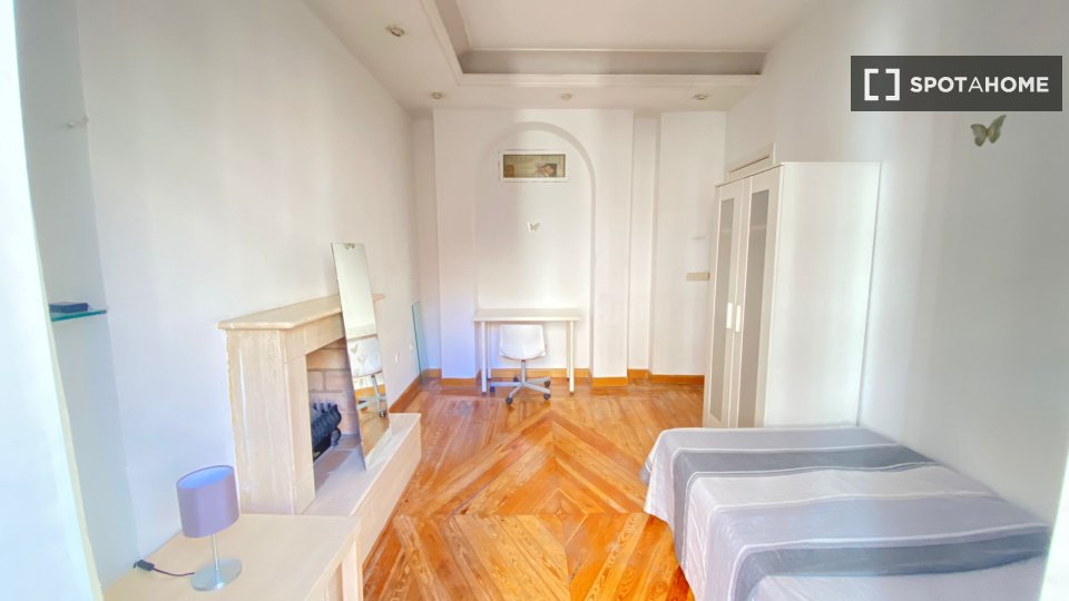 Double room Madrid, 7 beds, 180m² — photo 54