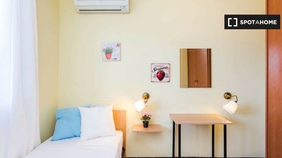 Room for rent in 9-bedroom house in Gràcia, Barcelona - a Barcellona