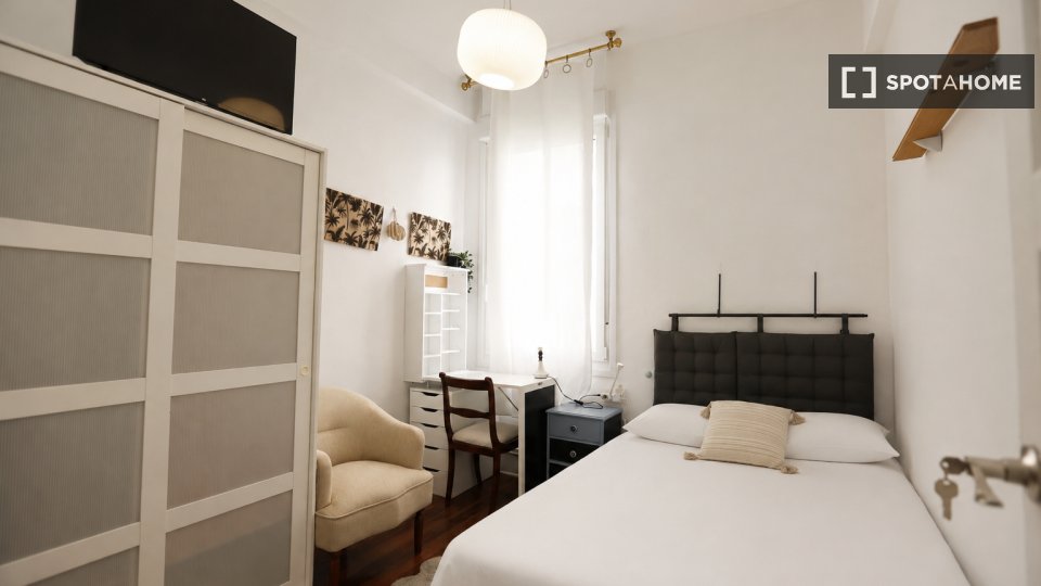 Se alquila habitación en piso de 5 habitaciones en Abando, Bilbao