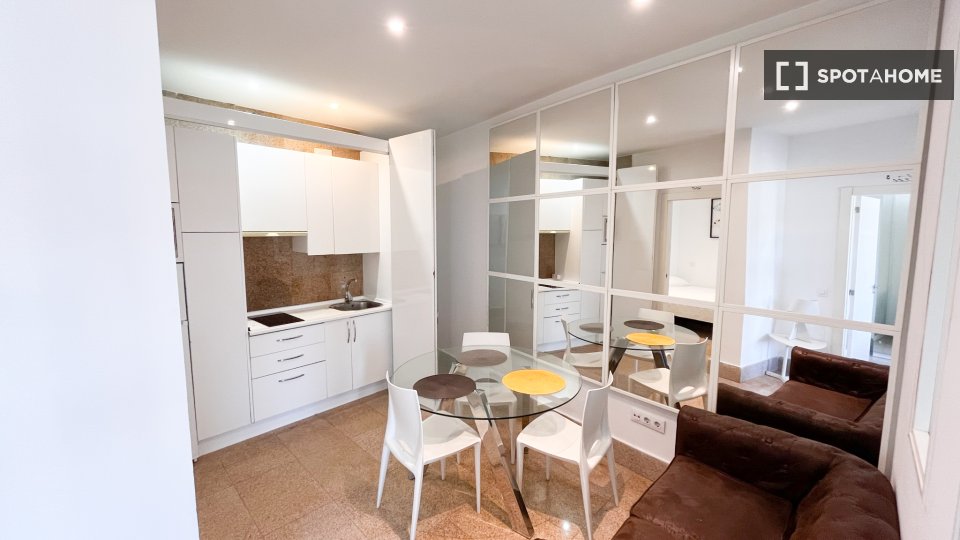 Double room Madrid, 4 beds, 60m² — photo 9