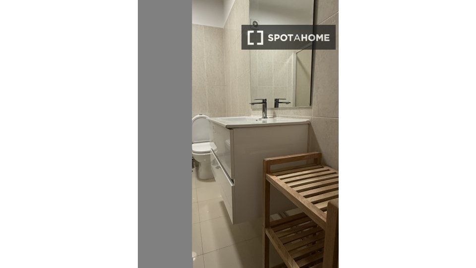 Double room Lisbon, 4 beds, 124m² — photo 13