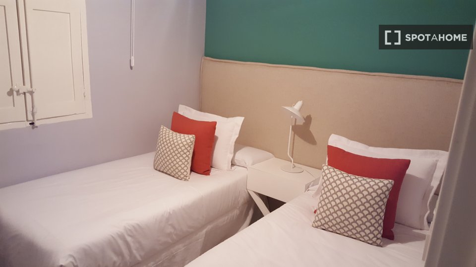 Double room Madrid, 2 beds — photo 17