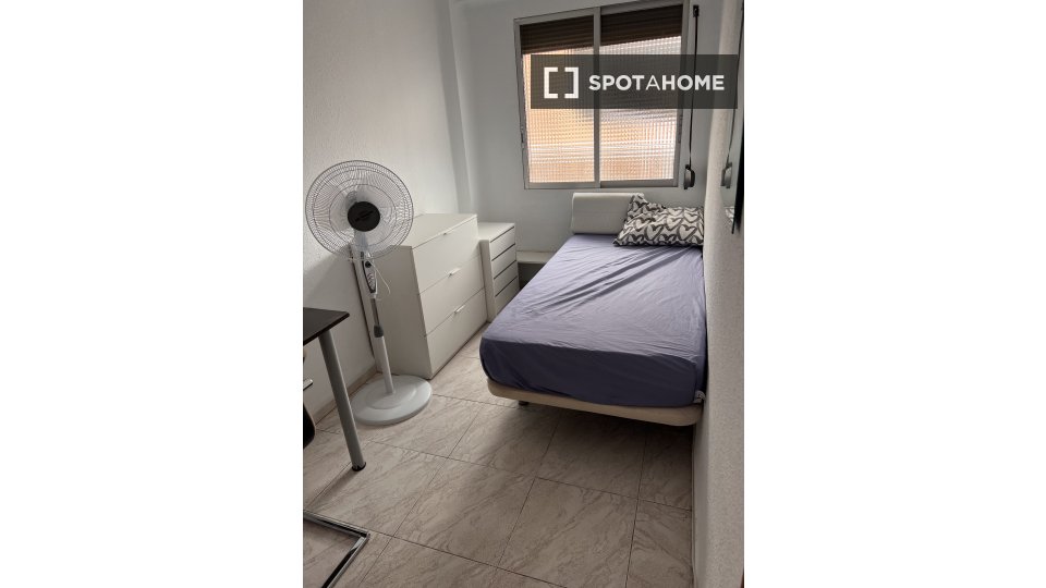 Double room Valencia, 3 beds, 85m² — photo 32