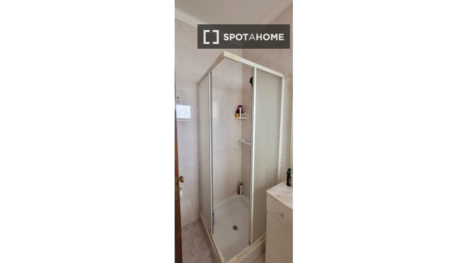 Double room Lisbon, 1 bed — photo 12