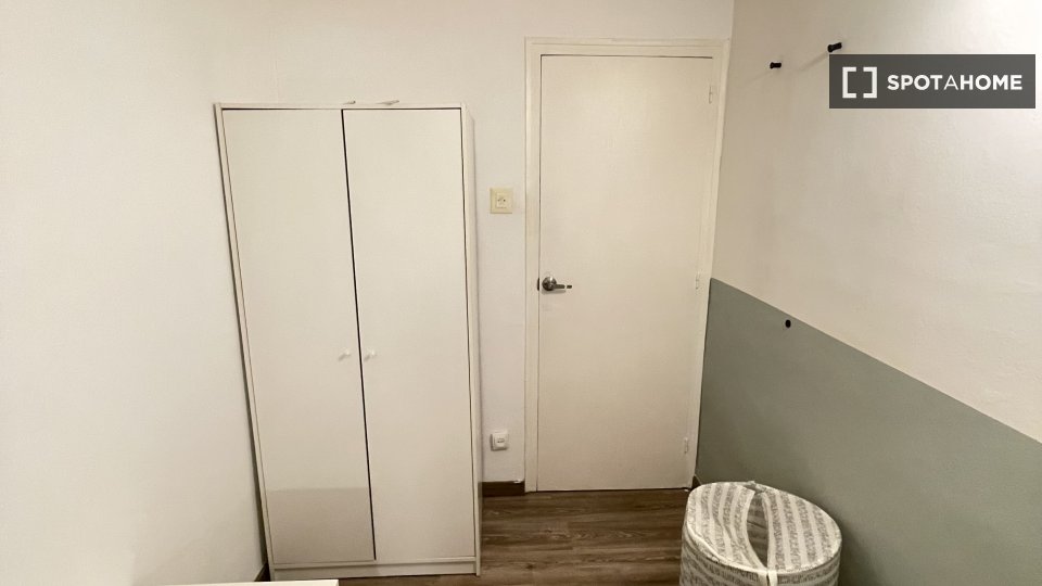 Double room Barcelona, 3 beds, 55m² — photo 8