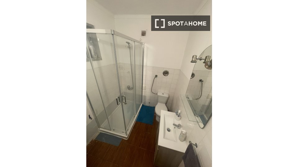 Double room Lisbon, 2 beds — photo 31