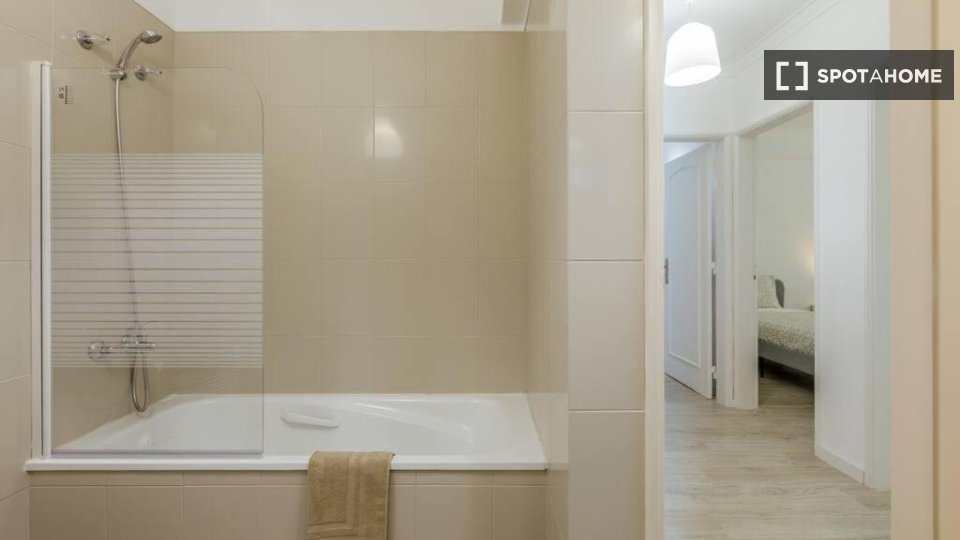 Apartment Lisbon, 3 beds, 130m² — photo 15