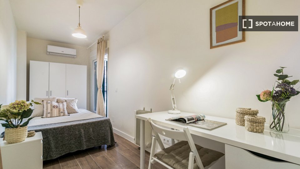 Double room Madrid, 6 beds, 110m² — photo 9