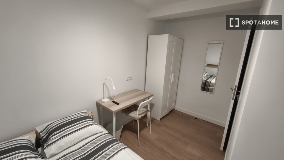 Double room Madrid, 3 beds, 50m² — photo 4