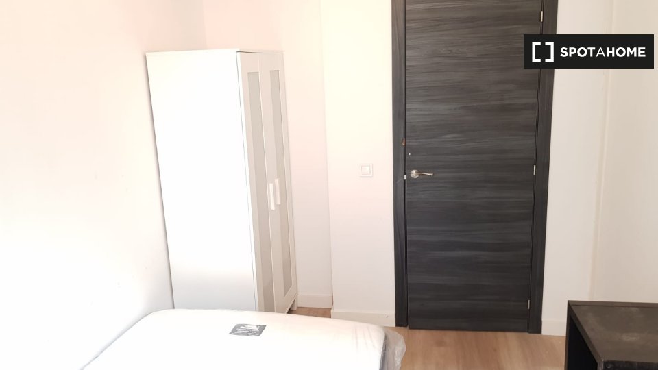 Double room Madrid, 8 beds, 170m² — photo 2