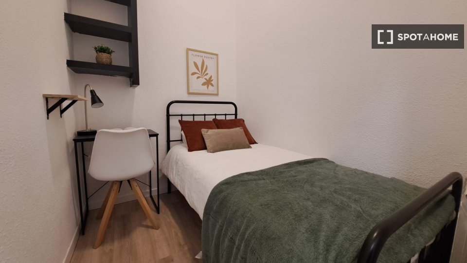 Double room Madrid, 12 beds, 185m² — photo 12