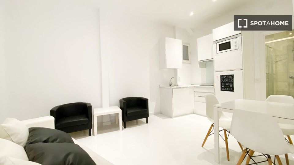 Double room Madrid, 3 beds — photo 3