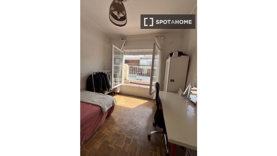 Double room Madrid, 5 beds, 150m² — photo 1