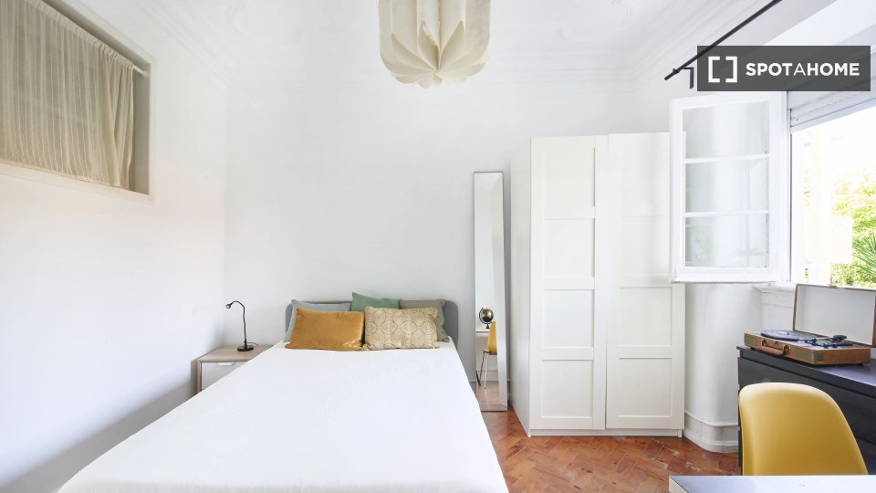 Double room Lisbon, 4 beds — photo 11