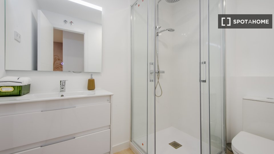 Camera in un appartamento condiviso con 4 camere da letto a Castellana - a Madrid