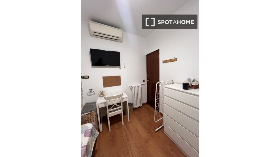Double room Madrid, 8 beds, 275m² — photo 3