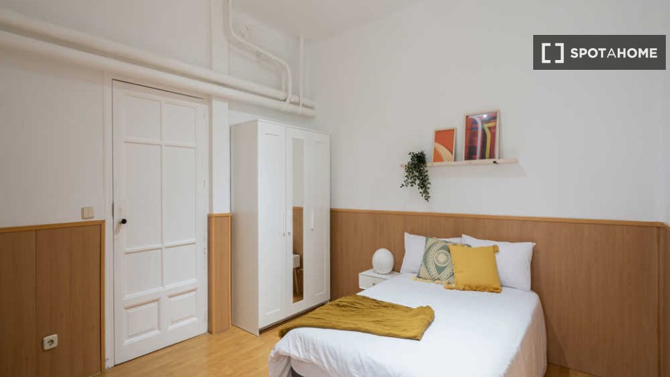 Double room Madrid, 3 beds — photo 45