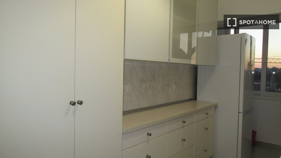 Double room Lisbon, 3 beds, 100m² — photo 9
