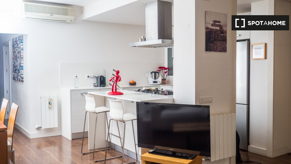 Apartment Barcelona, 4 beds, 121m² — photo 1