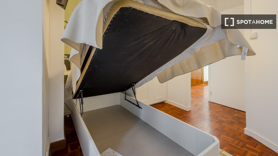 Double room Madrid, 6 beds, 150m² — photo 25