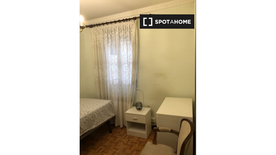 Double room Madrid, 3 beds, 68m² — photo 1